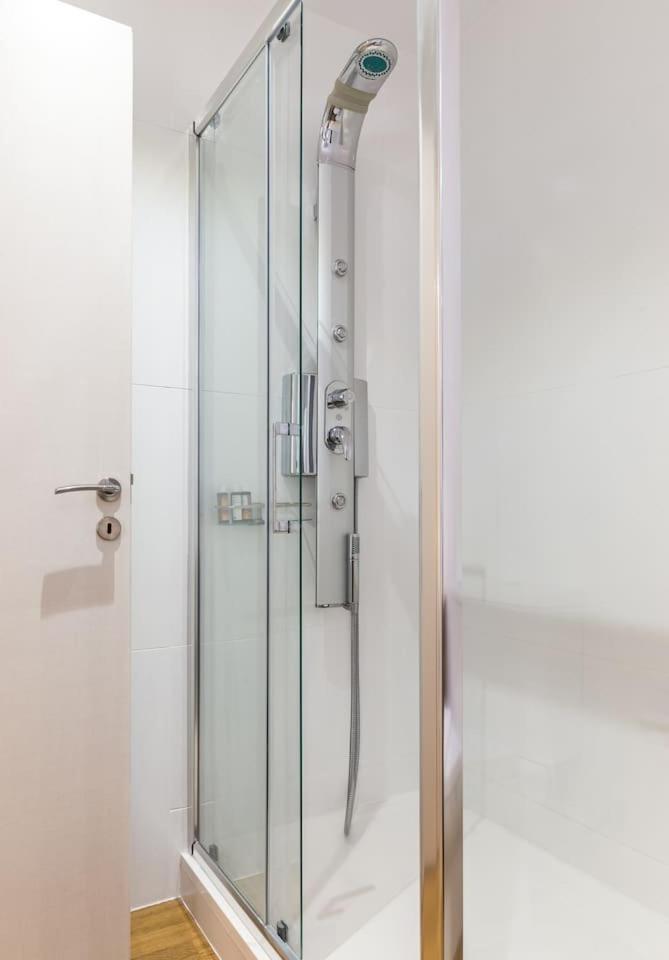 אתונה Elegant Apartment W Great Balcony In Vouliagmeni מראה חיצוני תמונה