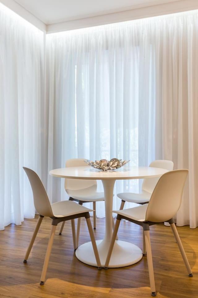 אתונה Elegant Apartment W Great Balcony In Vouliagmeni מראה חיצוני תמונה