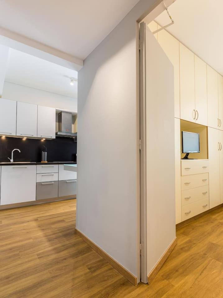 אתונה Elegant Apartment W Great Balcony In Vouliagmeni מראה חיצוני תמונה