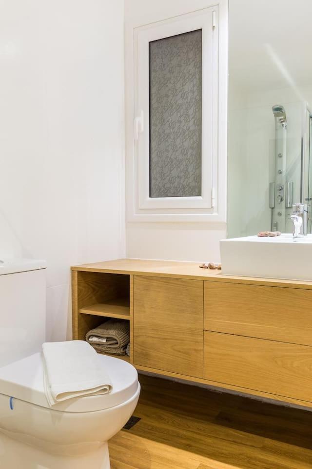 אתונה Elegant Apartment W Great Balcony In Vouliagmeni מראה חיצוני תמונה