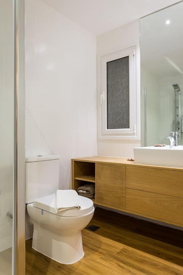 אתונה Elegant Apartment W Great Balcony In Vouliagmeni מראה חיצוני תמונה